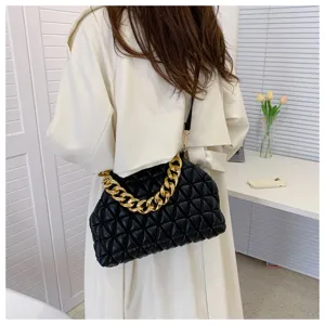 Detailansicht einer stilvollen schwarzen gesteppten PU-Ledertasche mit goldener Gliederkette.