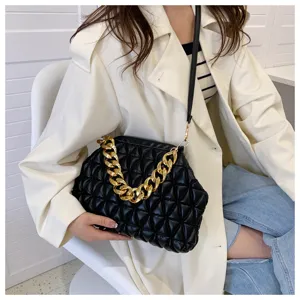 Detail der schwarzen gesteppten Handtasche aus weichem PU-Leder mit goldener Kette