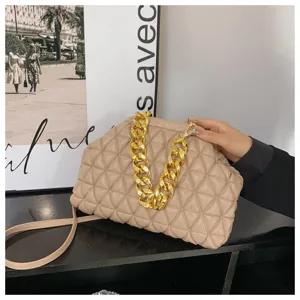 Detailansicht der beigen gesteppten PU-Lederhandtasche mit klobiger Goldkette