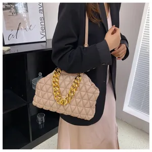 Detailansicht der beigen gesteppten PU-Handtasche mit goldener Kette für Damen