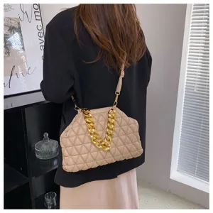 Detail der beigen gesteppten PU-Leder Umhängetasche mit dicker goldener Kette und Riemen