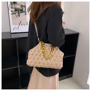Modisches Model mit beiger gesteppter PU-Umhängetasche und goldener Gliederkette