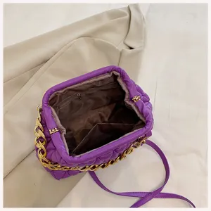 Detailansicht des Innenfutters und der Taschen dieser lila gesteppten PU-Lederhandtasche