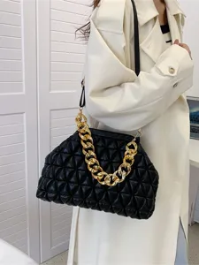 Elegante schwarze gesteppte Umhängetasche mit grober goldener Kette als Akzent