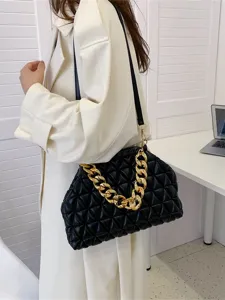 Schicke schwarze Stepptasche mit markanter goldener Kette und weichem PU-Leder