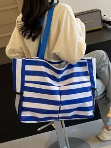 Blau-weiß gestreifte große Tragetasche für Strandurlaub oder Einkauf.