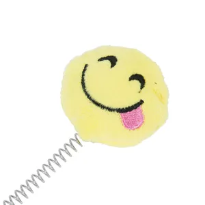Dettaglio ravvicinato della faccia emoji in peluche ricamato su un gioco a molla per gatti