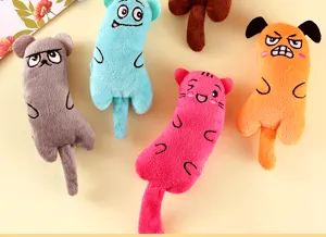 Dettaglio di giochi di peluche colorati all'erba gatta con facce ricamate