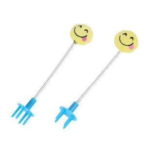 Primo piano di un gioco per gatti a molla con testa emoji gialla in peluche e base blu