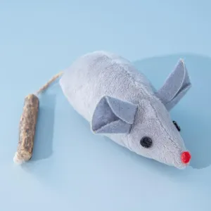 Dettaglio del topo giocattolo in peluche per gatti con bastoncino di matatabi e coda