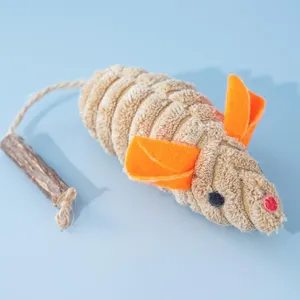 Dettaglio di un giocattolo in peluche a forma di topo per gatti con bastoncino di matatabi