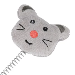 Primo piano di giocattolo a forma di topo in peluche con naso rosso e molla