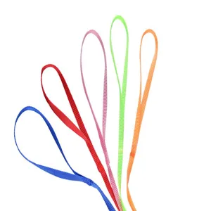 Dettaglio di guinzagli colorati in nylon a forma di 8 per piccoli uccelli e rettili