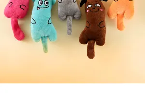 Vista macro dettagliata di giocattoli in peluche colorati per gatti con lunghe code