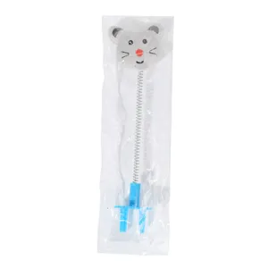 Vista dettagliata del gioco per gatti con topo in peluche e molla in busta di plastica