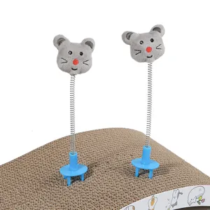 Dettaglio di giocattoli per gatti a forma di topo su molle inseriti in un tiragraffi