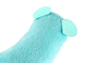 Vista macro del morbido tessuto felpato ciano e delle orecchie in feltro di un gioco per gatti