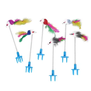 Set di sei giocattoli a molla piumati colorati con basi blu per il gioco dei gatti.
