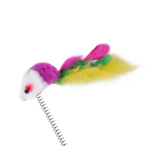 Dettaglio gioco per gatti topo in peluche con molla e piume colorate