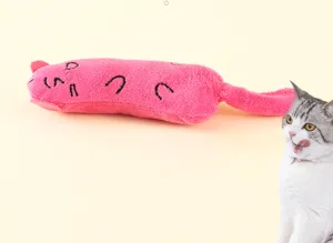 Primo piano di un simpatico giocattolo di peluche rosa per gatti con texture morbida e ricami