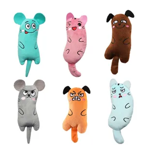 Set di sei peluche per gatti colorati con espressioni divertenti e lunghe code.