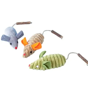 Set di 3 giocattoli a forma di topo in peluche colorati per gatti con bastoncini di legno