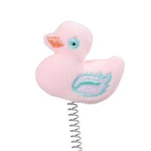 Vista dettagliata di un giocattolo per gatti a forma di papera di peluche rosa con molla