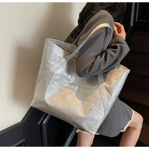 Stylische silberne Tragetasche aus DuPont-Papier, getragen in einem modernen Lifestyle-Setting.