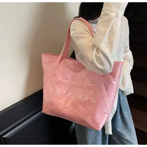 Detailansicht einer großen rosa halbtransparenten PVC-Tragetasche getragen von einem Modell