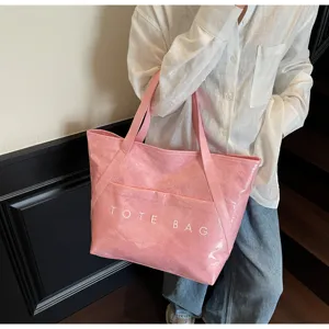 Detailansicht der pinkfarbenen PVC-Tragetasche aus Dupont-Papier mit TOTE BAG-Aufdruck