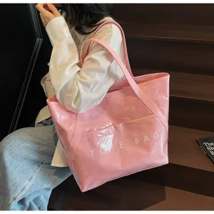 Nahaufnahme der großen rosa DuPont-Papier Jelly-Tote-Bag mit transparenter PVC-Schicht.