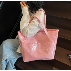 Große rosa DuPont-Papier und PVC-Tragetasche an der Schulter des Models für einen Look