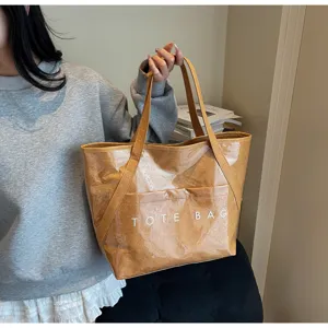 Große DuPont-Papier und PVC Jelly-Tragetasche in stilvollem Design, von einem Model präsentiert