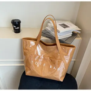 Detailansicht der großen DuPont-Papier- und PVC-Jelly-Tasche mit TOTE BAG-Aufdruck
