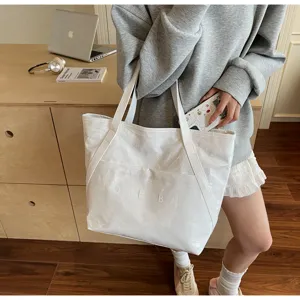 Große weiße glänzende Tragetasche aus DuPont-Papier für Damen im minimalistischen Design