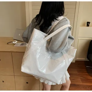 Moderne große weiße DuPont-Papier-Tragetasche mit glänzender PVC-Beschichtung in der Schulteransicht
