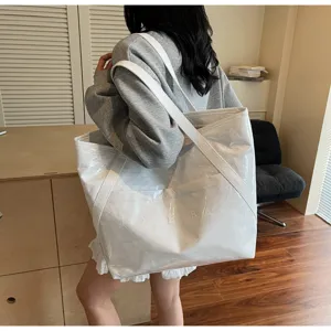 Detailansicht der weißen Tragetasche aus DuPont-Papier mit transparenter PVC-Schicht