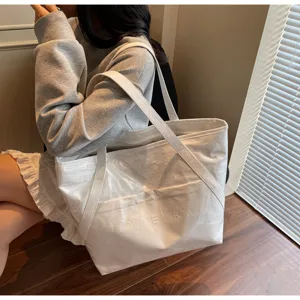 Modell mit einer großen weißen DuPont-Papiertasche zeigt Größe und Texturdetails