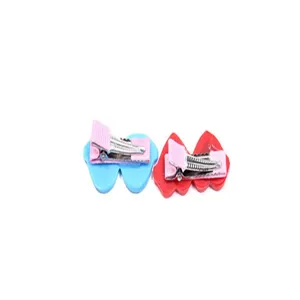 Vista posterior de pinzas para el pelo de mascotas con forma de corazón y clips de metal