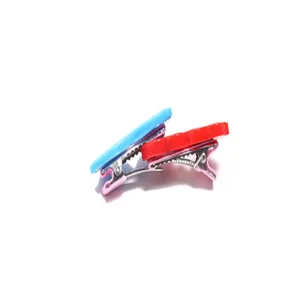 Detalle de dos pinzas para el pelo de mascotas con forma de gafas de sol de corazón