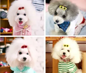 Lindos clips de pelo para perros con forma de gafas de sol pequeñas.
