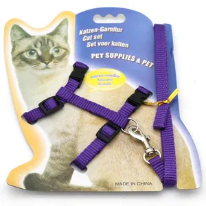 Set pettorina per gatti a H viola e guinzaglio con cinghie regolabili su confezione