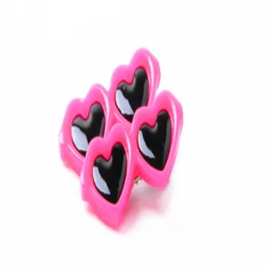 Primer plano detallado de pinzas decorativas de corazón rosa para el pelo de mascotas