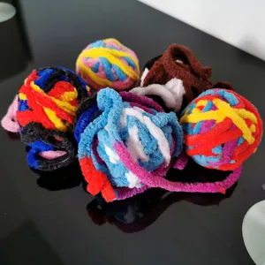 Vista dettagliata di palline colorate per gatti in morbido filato con lunghe code interattive