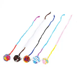 Dettaglio di cinque palline di lana colorate interattive per gatti con code lunghe