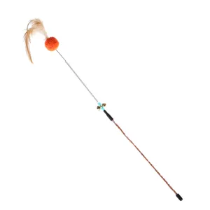 Dettaglio della bacchetta per gatti con palla di peluche arancione, campanellino e piuma.