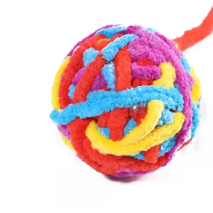 Dettaglio macro di una palla giocattolo colorata in lana per gatti con texture morbida