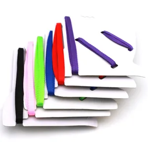 Dettaglio di guinzagli e imbracature in nylon multicolore su schede di visualizzazione
