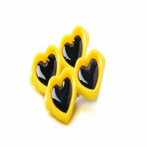 Vista detallada del clip de pelo amarillo con forma de corazón para mascotas y perros