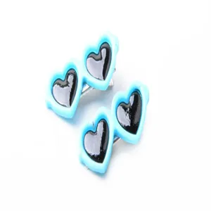 Vista detallada de horquillas azules con forma de corazón para perros y gatos.